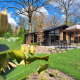 Lodge Hackfort 4 moderno en De Utrechtse Heuvelrug, Países Bajos, rodeado de bosque, césped y terraza.