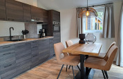 Cuisine et salle à manger modernes avec table bois, quatre chaises chez Hackfort 4, De Utrechtse Heuvelrug aux Pays-Bas.