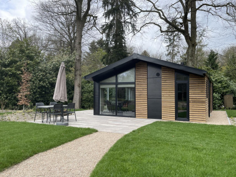 Lodge moderne Hackfort 4 avec façade bois et terrasse à De Utrechtse Heuvelrug, aux Pays-Bas.