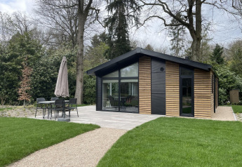 Lodge moderne Hackfort 4 avec façade bois et terrasse à De Utrechtse Heuvelrug, aux Pays-Bas.