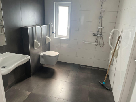 Barrierefreies Badezimmer im Hackfort MIVA, De Utrechtse Heuvelrug, Niederlande, mit Haltegriffen.