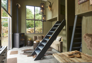 Interior de la Tiny House 4 Hottub en Beekbergen, Países Bajos, con detalles en madera y escaleras modernas.