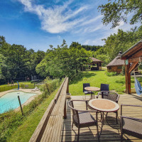 Camping Des Randonneurs in Occitanië, Frankrijk, met zwembad, terras, buitenmeubilair en groene omgeving.