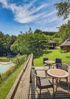 Camping Des Randonneurs en Occitanie, France, avec piscine, terrasse, mobilier de jardin et verdure luxuriante.