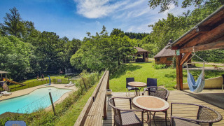 Camping Des Randonneurs en Occitania, Francia, con piscina, terraza, muebles de exterior y mucha naturaleza.