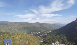 Vista panorámica de colinas y valles verdes cerca de Fenouillet, Occitania, Francia, bajo cielo azul.