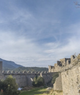 Vista de murallas medievales cerca de Fenouillet, Occitania, Francia, con montañas al fondo.