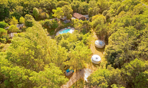 Luchtfoto van XL Yurt Tent zonder privébadkamer op Camping Des Randonneurs, omgeven door bomen.