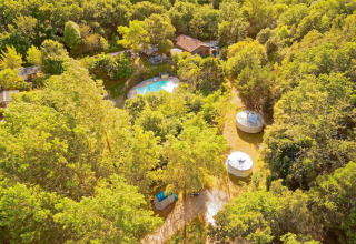 Luchtfoto van XL Yurt Tent zonder privébadkamer op Camping Des Randonneurs, omgeven door bomen.