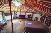 Indretning af XL yurt telt uden privat badeværelse på Camping Des Randonneurs i Frankrig, hyggelig atmosfære.