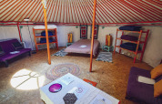Indretning af XL Yurt Tent uden privat badeværelse på Camping Des Randonneurs i Frankrig.
