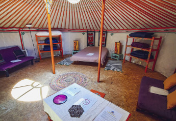 Indretning af XL Yurt Tent uden privat badeværelse på Camping Des Randonneurs i Frankrig.