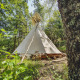 Et Wigwam-telt uden private sanitære faciliteter i en frodig skov på Camping des Randonneurs.