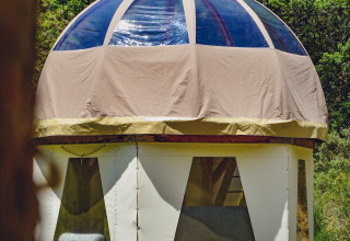Tienda tipi de burbuja única sin fontanería en Camping Des Randonneurs, Francia, rodeada de naturaleza.