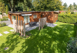 Petit chalet en bois confortable avec terrasse et jardin, situé à Bungalowpark Het Verscholen Dorp aux Pays-Bas.