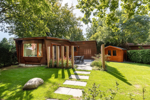 Knus houten chalet met tuin en terrasmeubilair bij Bungalowpark Het Verscholen Dorp, Nederland.