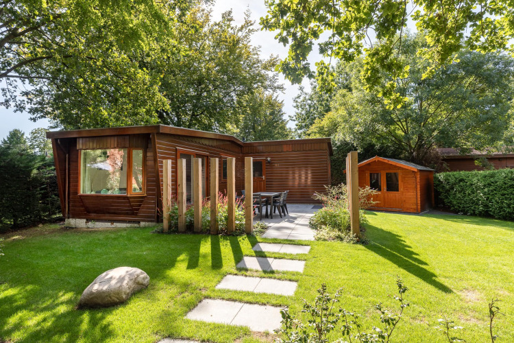 Acogedor chalet de madera y jardín con muebles de exterior en Bungalowpark Het Verscholen Dorp, Países Bajos.
