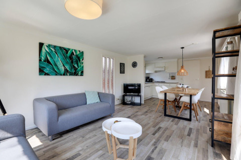 Lyst stue- og køkkenområde i Cozy Chalet på Bungalowpark Het Verscholen Dorp i Holland.