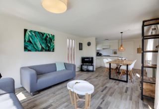 Sala y cocina luminosas en Cozy Chalet del Bungalowpark Het Verscholen Dorp, Países Bajos.
