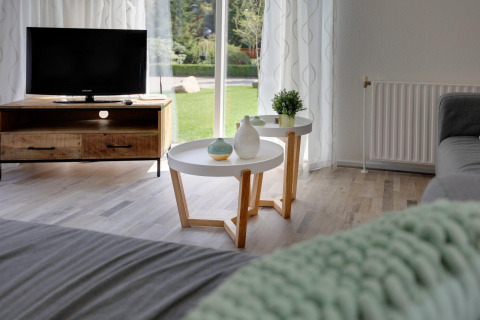 Lyst stueområde i Cozy Chalet på Bungalowpark Het Verscholen Dorp med minimalistisk indretning.