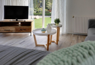 Helles Wohnzimmer im Cozy Chalet im Bungalowpark Het Verscholen Dorp mit modernen Möbeln in den Niederlanden.