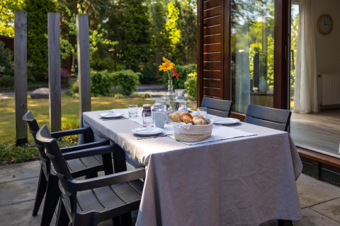 Buitentafel gedekt voor ontbijt bij Cozy Chalet, Bungalowpark Het Verscholen Dorp, Nederland.