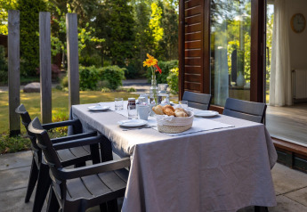 Table dressée en extérieur au Cozy Chalet, Bungalowpark Het Verscholen Dorp, Pays-Bas, avec petit déjeuner.