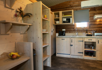 Knusse keuken in de Outdoor Lodge bij Holiday Park 't Rheezerwold in Nederland met houten interieur.