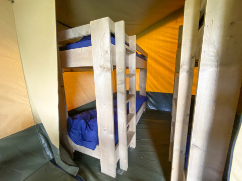 Innenraum eines Safarizeltes auf Camping De Betteld in den Niederlanden mit Etagenbetten.