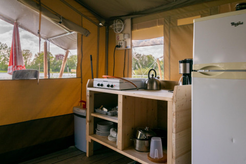 Safari-Zeltküche mit Herd, Wasserkocher und Kühlschrank auf Camping De Betteld in den Niederlanden.