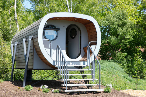 Modernes, röhrenförmiges Tiny House namens Anthropod mit Treppe im Holiday Park 't Rheezerwold, Niederlande.