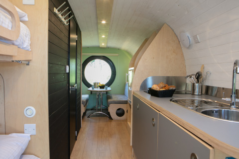 Interior de una casa diminuta llamada Anthropod en Holiday Park 't Rheezerwold, Países Bajos, con cocina moderna.