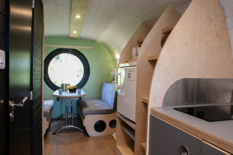 Interior de una tiny house llamada Anthropod con decoración moderna en Holiday Park 't Rheezerwold, Países Bajos.