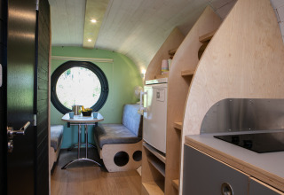 Interior de una tiny house llamada Anthropod con decoración moderna en Holiday Park 't Rheezerwold, Países Bajos.