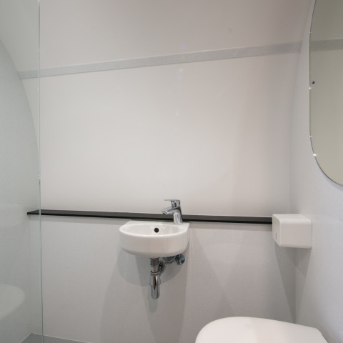 Salle de bains moderne et minimaliste d’une tiny house au Holiday Park 't Rheezerwold, Pays-Bas, avec lavabo.