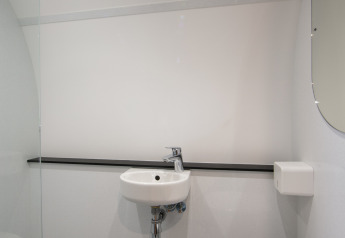 Modern, minimalistisch badkamer in een tiny house bij Holiday Park 't Rheezerwold, Nederland, met wastafel.