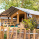 Luxe safaritent met eigen sanitair op Camping De Betteld in Nederland, temidden van de natuur.