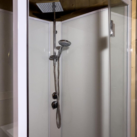 Douche moderne avec pommeau pluie et douchette dans la tente safari de luxe, Camping De Betteld, Pays-Bas.