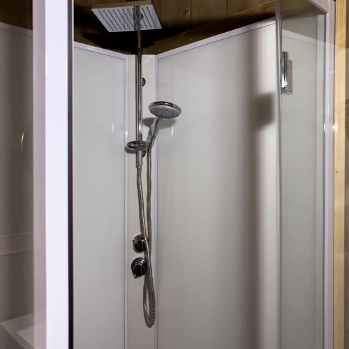 Moderne Duschkabine mit Regendusche im luxuriösen Safarizelt auf Camping De Betteld, Niederlande.