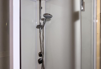 Douche moderne avec pommeau pluie et douchette dans la tente safari de luxe, Camping De Betteld, Pays-Bas.