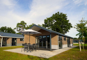 Lodge moderne Velthorst à Zilverstrand, Belgique, avec terrasse, mobilier de jardin et parasol.