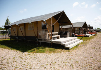 Tentes safari Villatent Nomad à RCN de Schotsman aux Pays-Bas avec terrasse, hamacs et mobilier de jardin.
