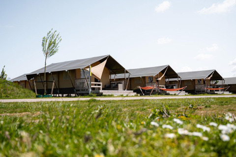 Safari tents with verandas and hammocks at RCN de Schotsman, Villatent Nomad, in the Netherlands.