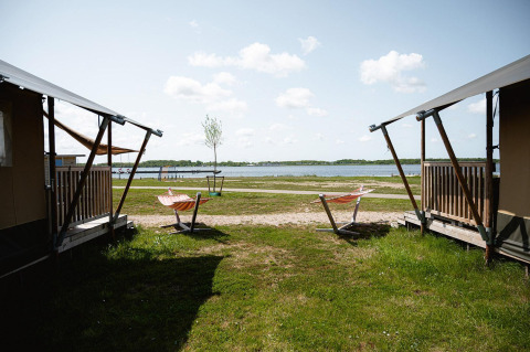 Zicht vanuit een Villatent Nomad safaritent bij RCN de Schotsman in Nederland met hangmatten en meer.