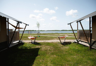 Zicht vanuit een Villatent Nomad safaritent bij RCN de Schotsman in Nederland met hangmatten en meer.