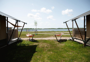 Uitzicht vanuit Villatent Nomad safaritent bij RCN de Schotsman in Nederland met hangmatten en meer.
