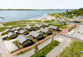 Vista aérea de tiendas safari Villatent Nomad en RCN de Schotsman, cerca del lago y la playa en Países Bajos.