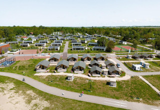 Vista aérea de tiendas safari y casas de vacaciones en Villatent Nomad, RCN de Schotsman, Países Bajos, con vegetación.