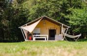 Safari-teltet Villatent Wood på Camping Au Clos de La Chaume i Frankrig med hængekøje og terrasse foran.