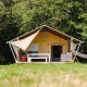 Tienda safari Villatent Wood en Camping Au Clos de La Chaume, Francia, con hamaca y zona de terraza exterior.